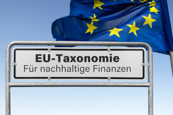EU-Taxonomie Schild mit Fahne